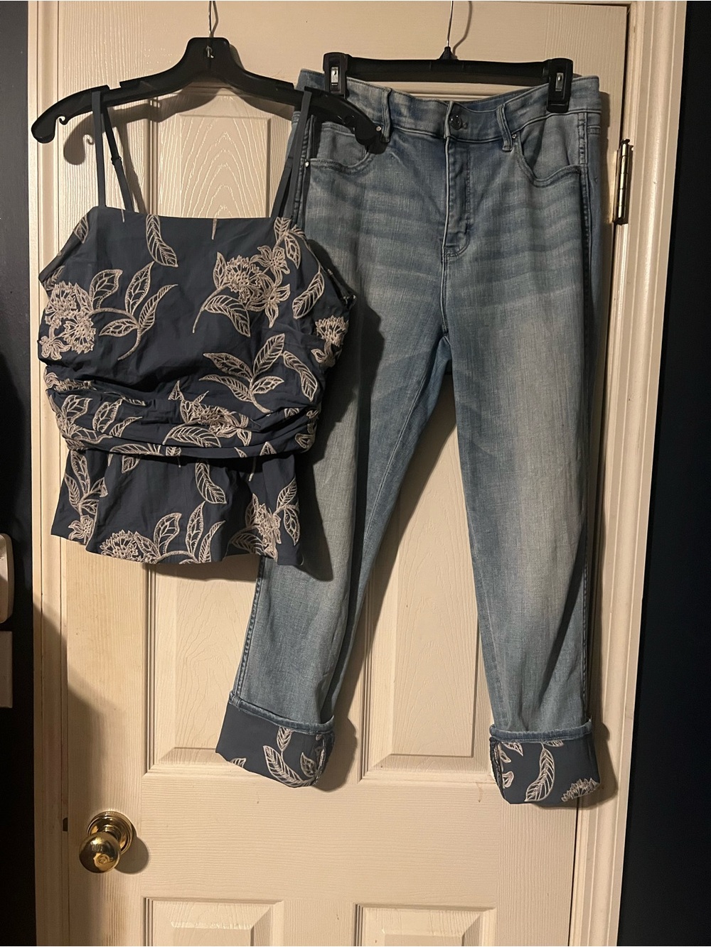 White House Black Market Embroidered Floral Cuff Slim Crop Jeans .Blue and Cream - Picture 9 of 10